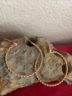 5/$10❤️❤️❤️NEW Twisted Hoop LeverBack Stud Earrings